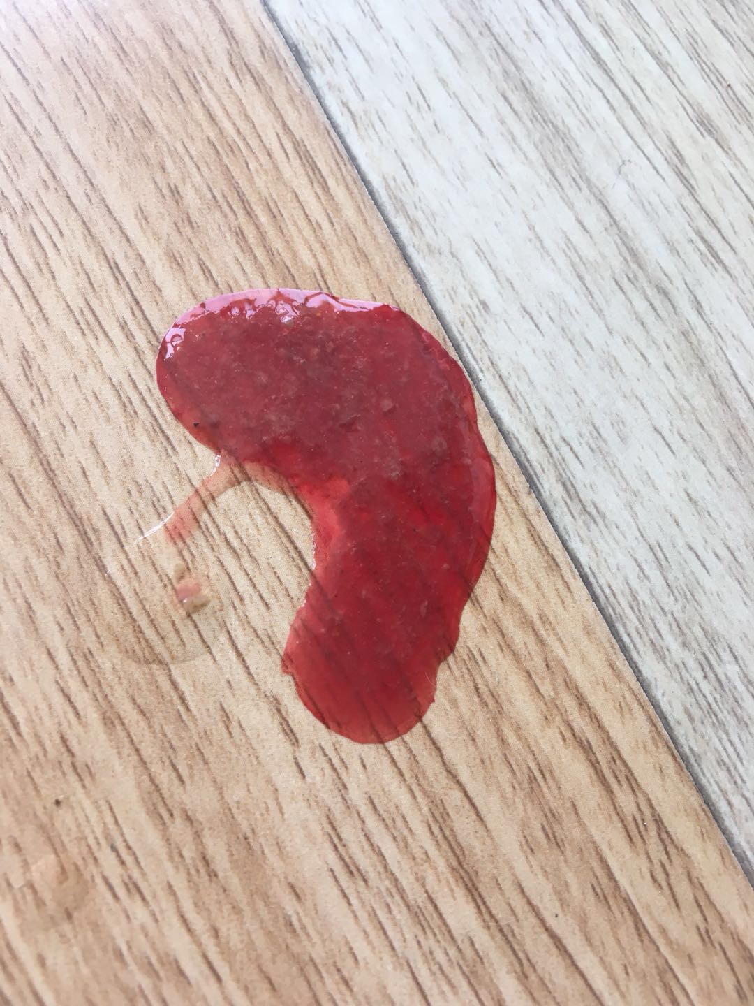 今早起床发现吐了几摊,里面包含两摊血水,鲜红色,吐的